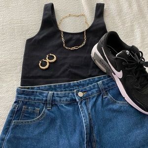 Staple black ribbed crop top!